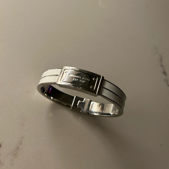 White enamel Michael Kors bracelet - Picture 3 of 5